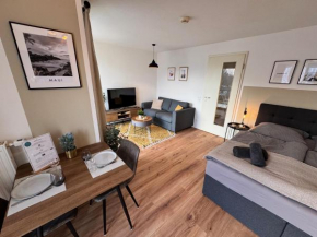 Helles, modernes 1R Apartment mit Balkon, Parking und Streaming